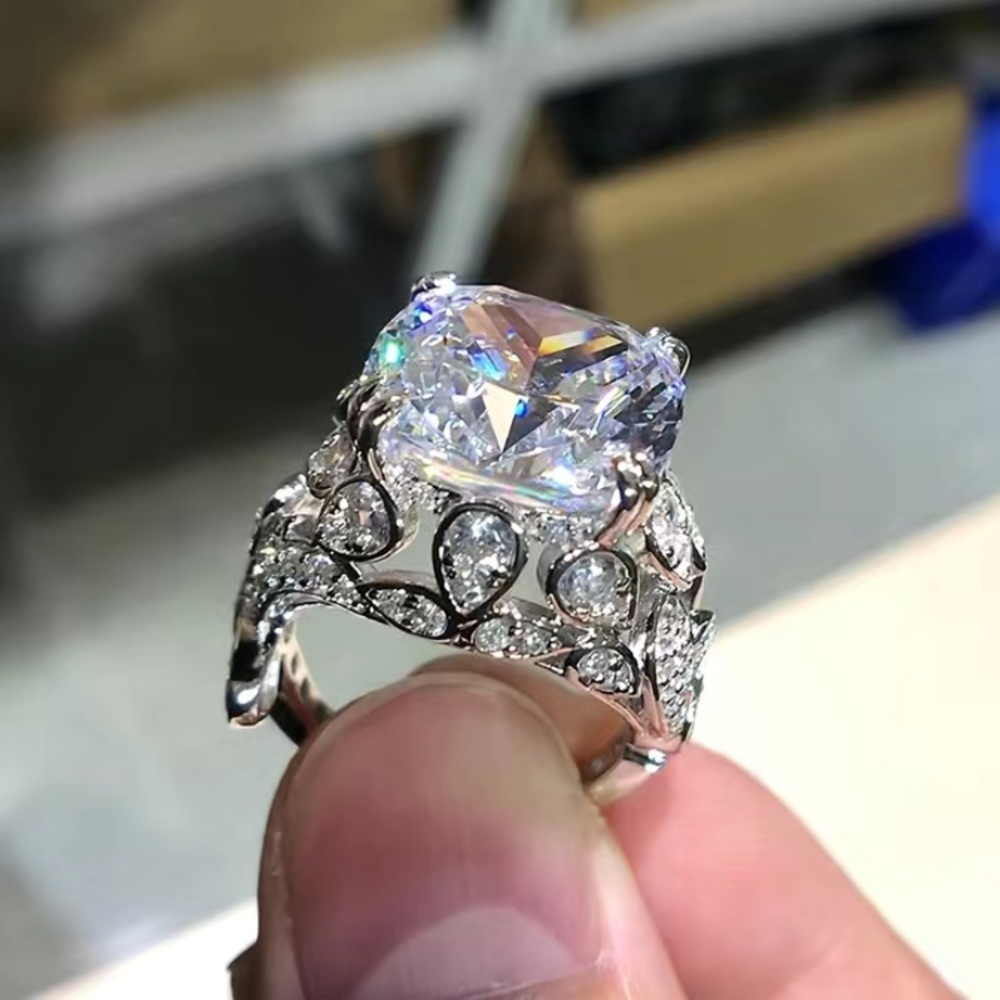 Hollow flower pattern halo ring